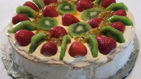 Fruit-topped cream cake